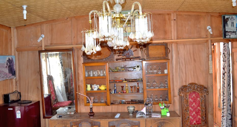 New Lady of Shalot Houseboat, Srinagar 4
